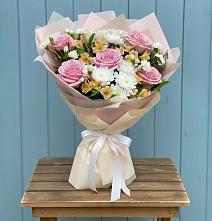 Букет цветов из:  Гвоздики, Орхидеи и Розы в Высоцком