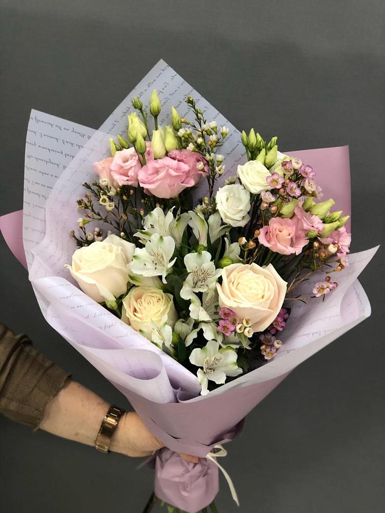 Букет цветов из: Альстромерии, Розы и Лизиантусы в Высоцком