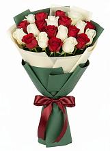 Букет Микс из красных и белых роз в Высоцком