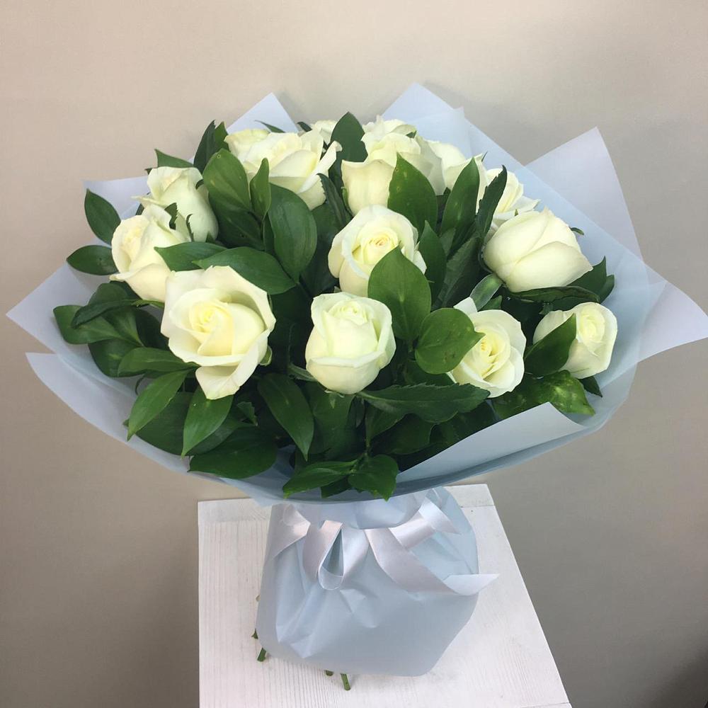 Букет 15 Белых роз Проуд в Высоцком