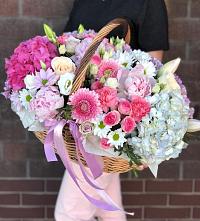 Композиция солнечный день в Высоцком Цветочная композиция из Розы, Хризантемы, Пионы и Лизиантусы в корзине в Высоцком