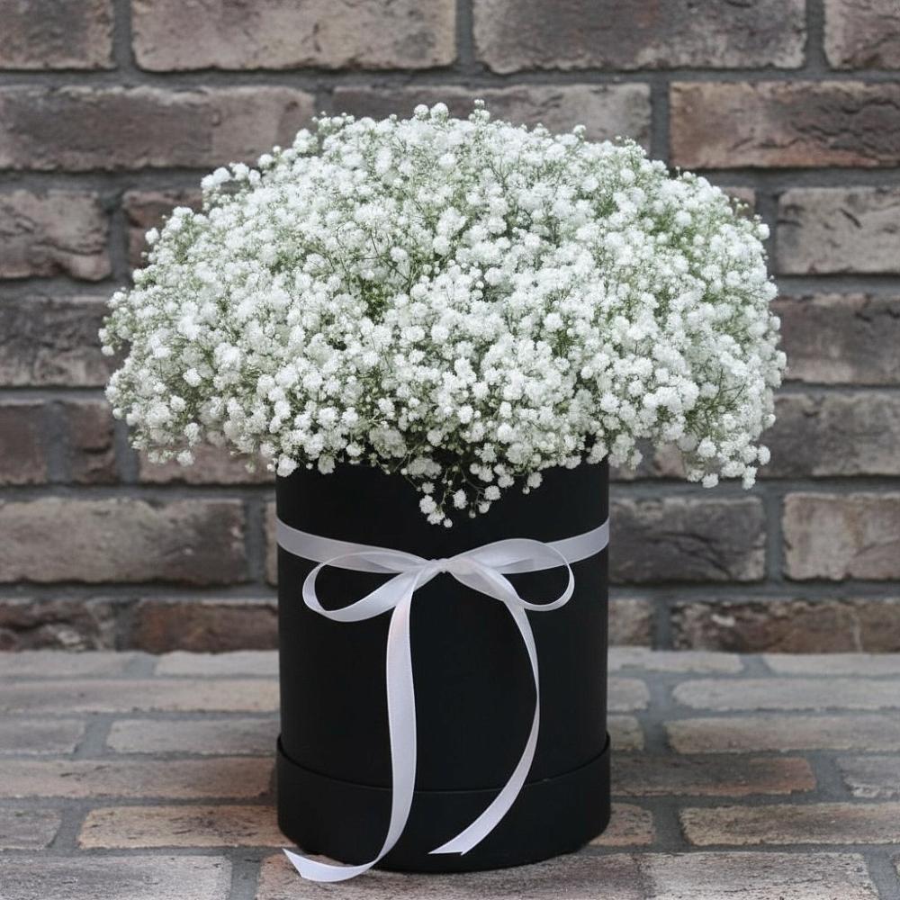 Цветочная композиция из Гипсофила в шляпной коробке в Высоцком