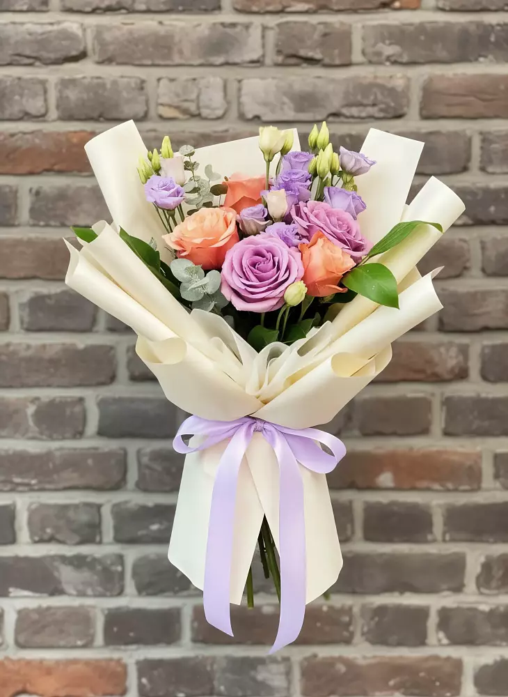 Букет цветов из: Лизиантусы и Розы в Высоцком