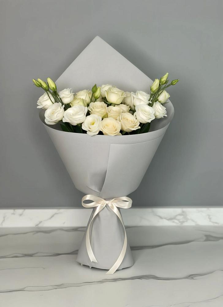 Букет цветов из: Розы и Лизиантусы в Высоцком