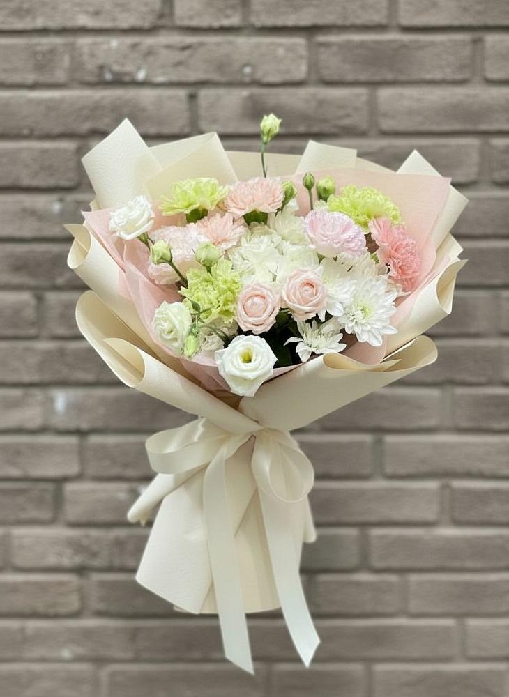 Букет цветов из: Гвоздики, Розы, Лизиантусы и Хризантемы в Высоцком