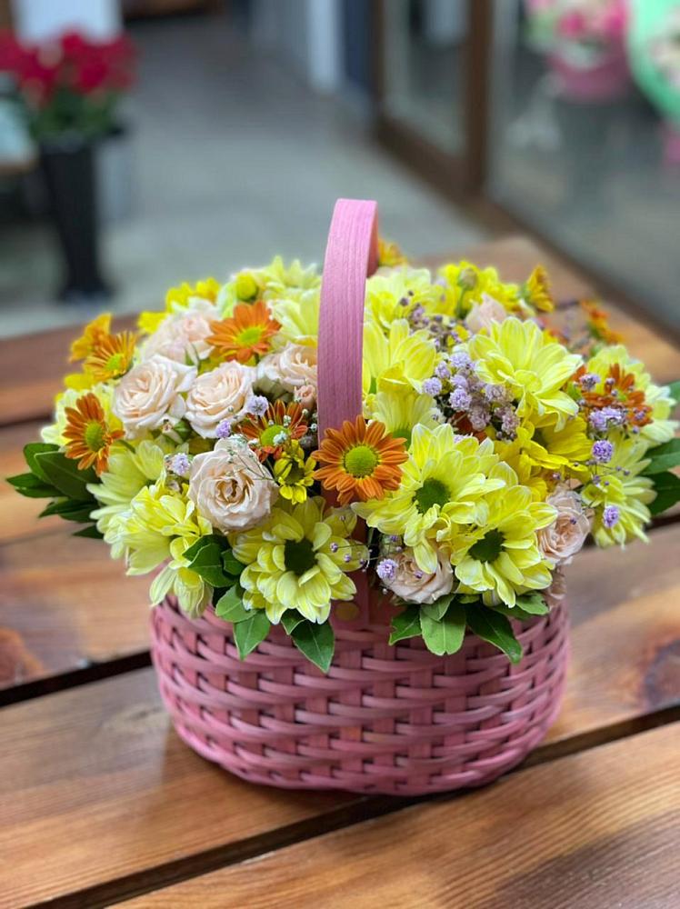 Цветочная композиция из Хризантемы и Розы в корзине в Высоцком