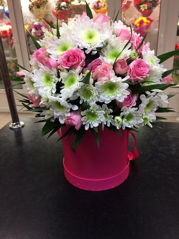 Цветочная композиция из Розы и Хризантемы в шляпной коробке в Высоцком