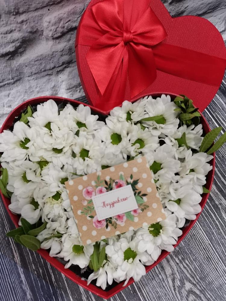 Цветочная композиция из Хризантемы в виде сердца в Высоцком