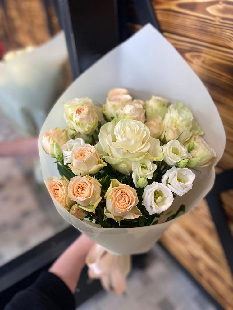 Букет цветов из: Розы и Лизиантусы в Высоцком